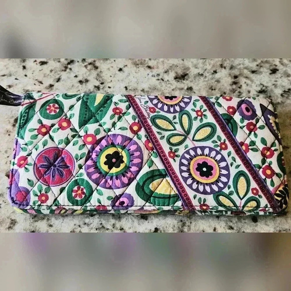 Vera Bradley Bifold RETIRED Baroque Oversize Wallet  Magnetic Closure - Picture 1 of 5